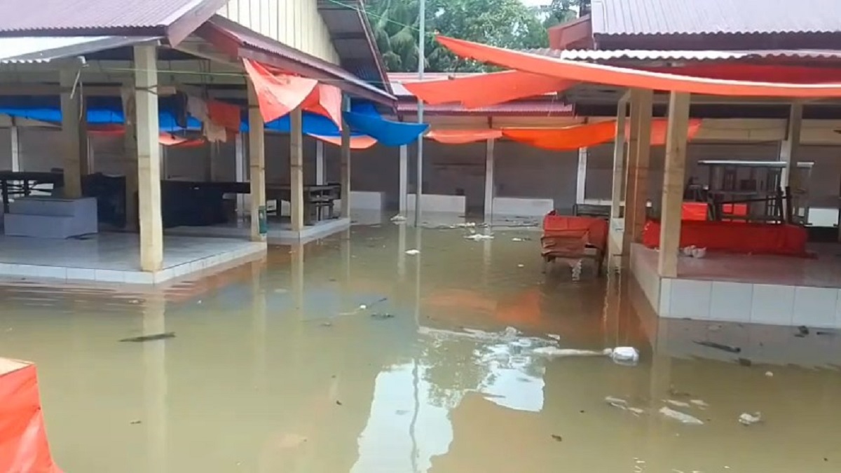 Banjir Rendam Pasar Bungur, Sejumlah Pedagang Terpaksa Pindahkan Lapak Jualan