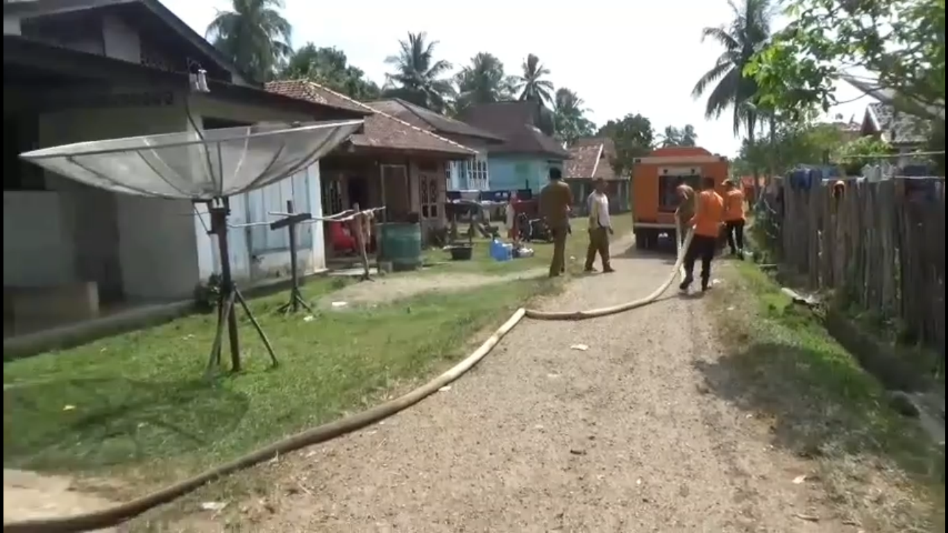 Sudah Seminggu Kekurangan Air, BPBD Tebo Salurkan 4 Ribu Liter Air Bersih Ke Teluk Pandak