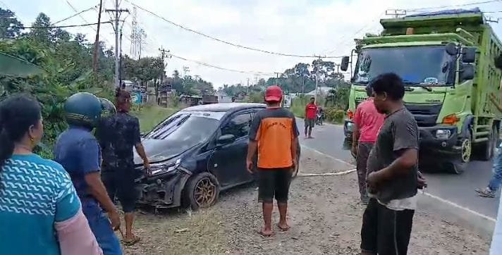 Hindari Tabrakan, Mobil Brio Tabrak Tiang Listrik Hingga Masuk ke Semak-semak