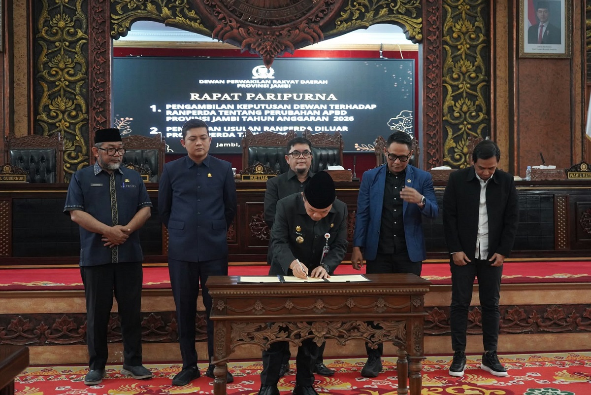 Gubernur Al Haris Hadiri Paripurna DPRD, Tandatangani Nota Kesepakatan Perubahan APBD 2026