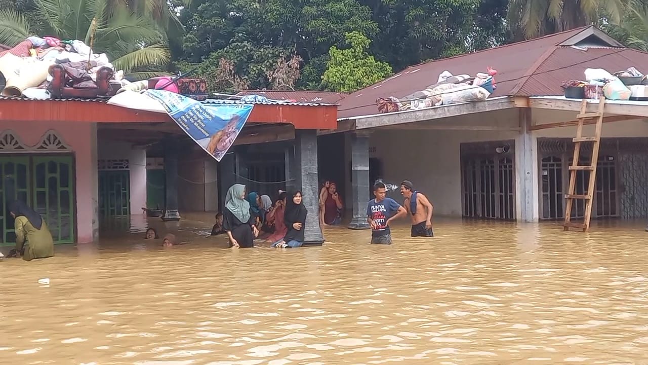 Banjir Bandang Kepung Sarolangun, Pj Bupati Tinjau Langsung Para Korban