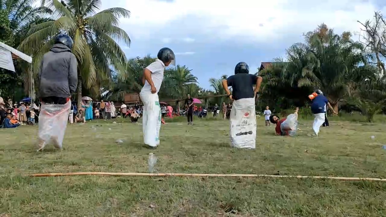 Warga Bajubang Laut Meriahkan Lebaran Dengan Berbagai Lomba, Emak-Emak Tanding Futsal Pakai Kain Sarung