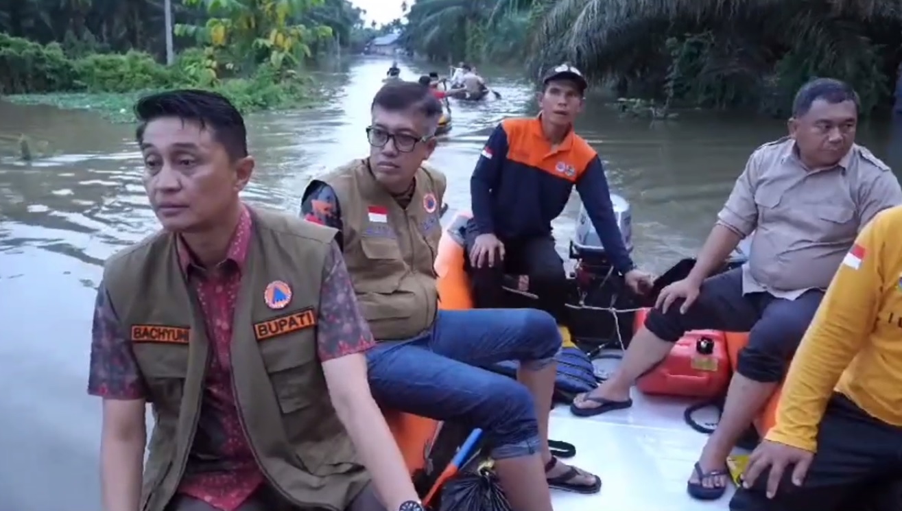 Pj Bupati Bachyuni Bersama Istri Tinjau Lansung Banjir di Pematang Jering