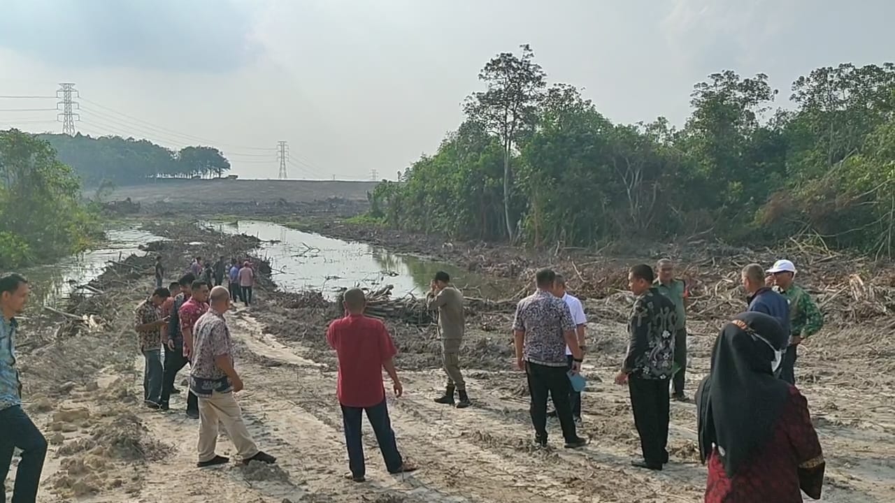 Wah! Ada Perusahaan Tak Berizin Tutup Aliran sungai Tepat Dibelakang BWSS