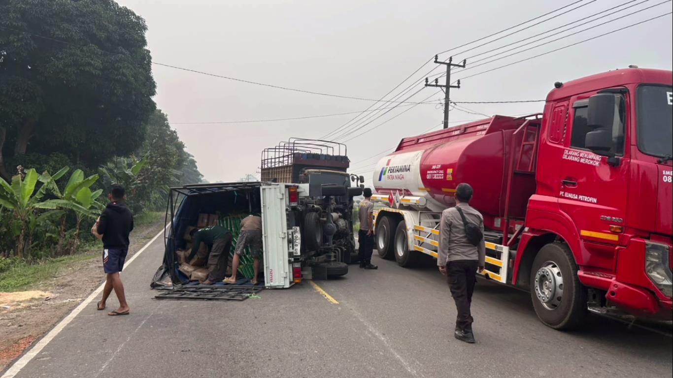 Pecah Ban, Mobil Pickup Muatan Sembako Terguling di Pemayung