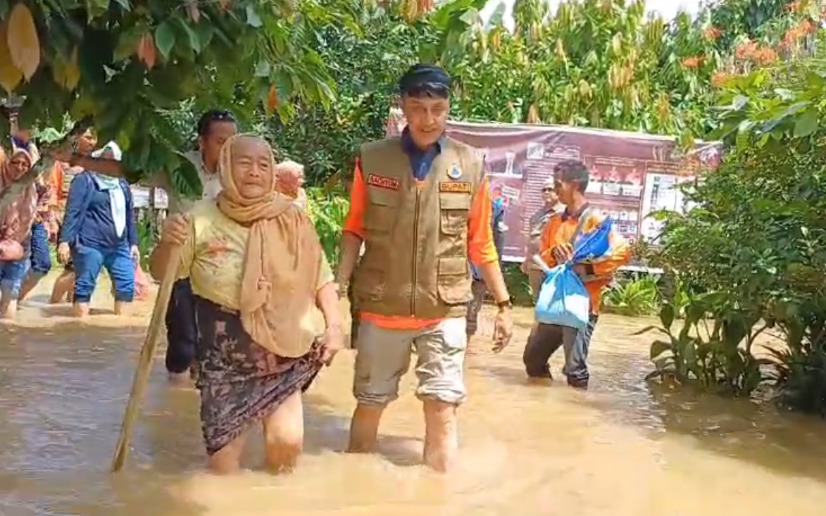 Pj Bupati  Bachyuni Tinjau Titik Banjir dan Salurkan Bantuan Kepada Korban