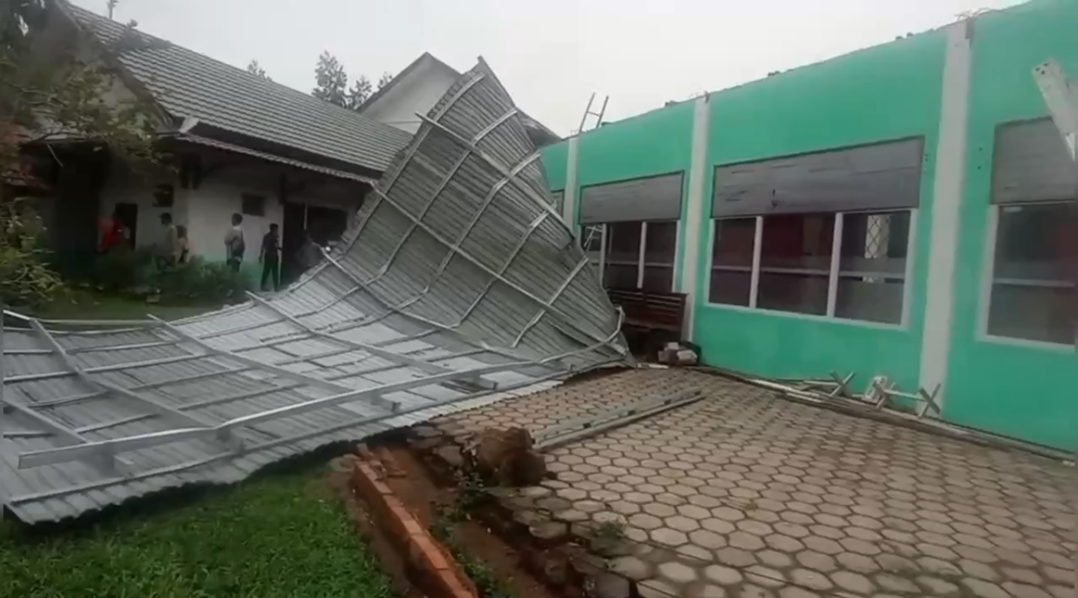 Angin Puting Beliung Terjang Muara Bulian, Rumah Warga Dan Atap Gedung Kampus Rusak