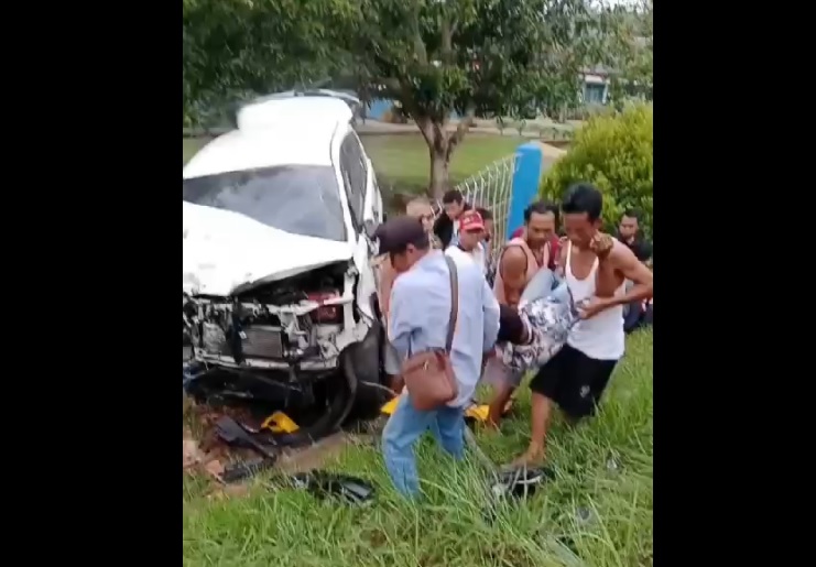 Kecelakaan di Sekernan 4 Orang Luka Parah, Minibus Tabrak Truk Batubara yang Sedang Parkir