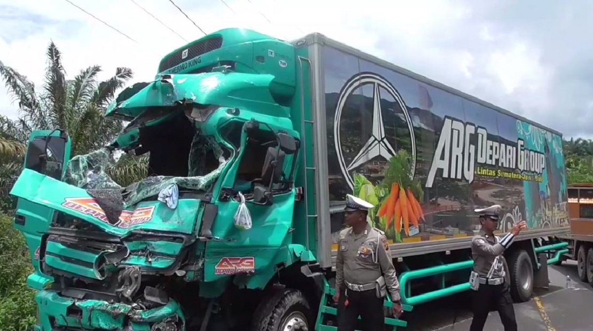 Bus Handoyo Adu Kambing Dengan Truk Fuso, 8 Orang Dilarikan Ke Rumah Sakit