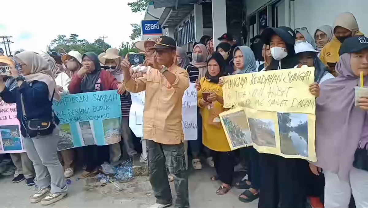 Warga Desa Lubuk Paku Gelar Aksi Unjuk Rasa di Depan PLTA Kerinci