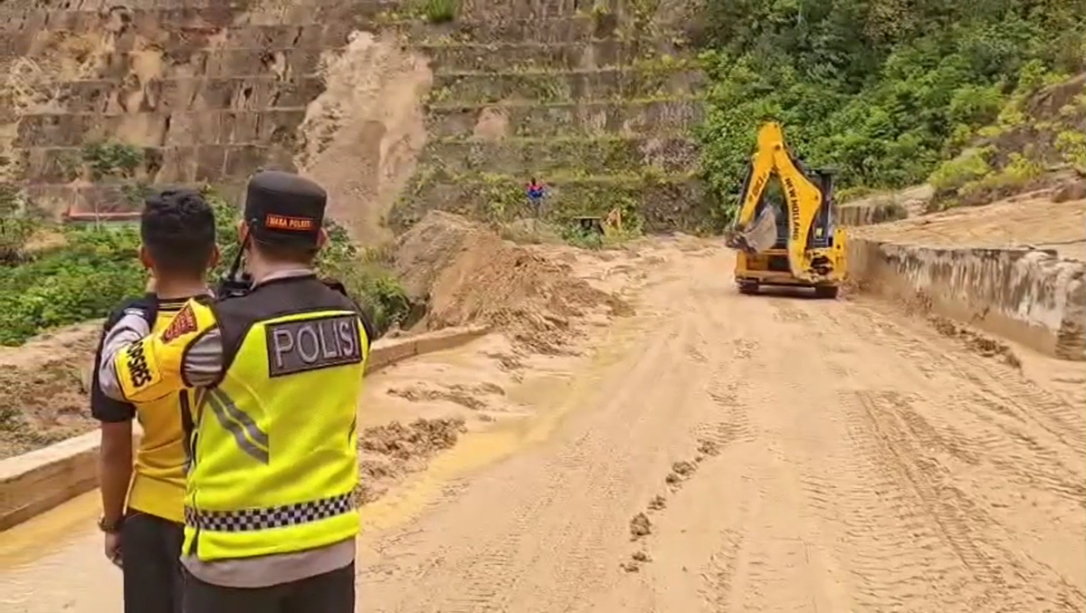 Longsor Susulan Kembali Terjang Jalur Lintas Sumatera, Akses Transportasi Lumpuh