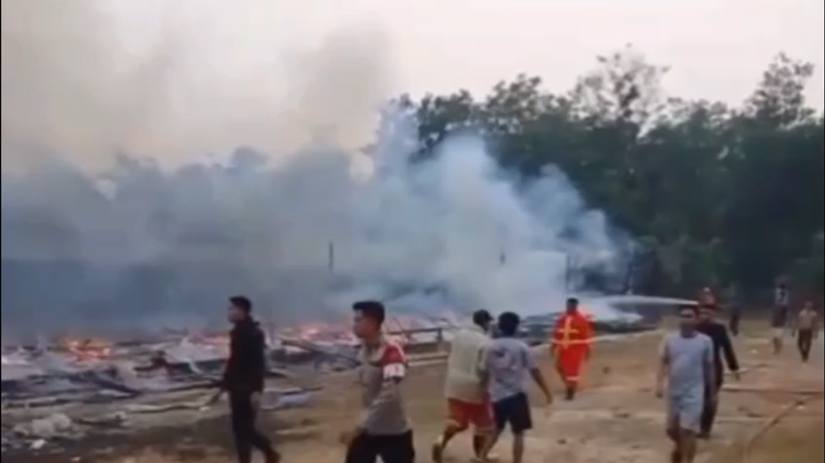 Kebakaran Hebat Hantam Kandang Ayam di Sungai Bertam, Kerugian Ditaksir Rp1 Miliar