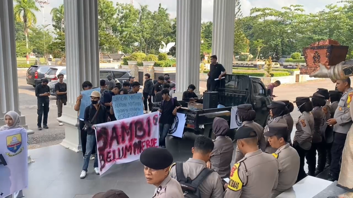 Aliansi Pemuda Peduli Jambi Sampaikan Aspirasi di Depan Kantor DPRD