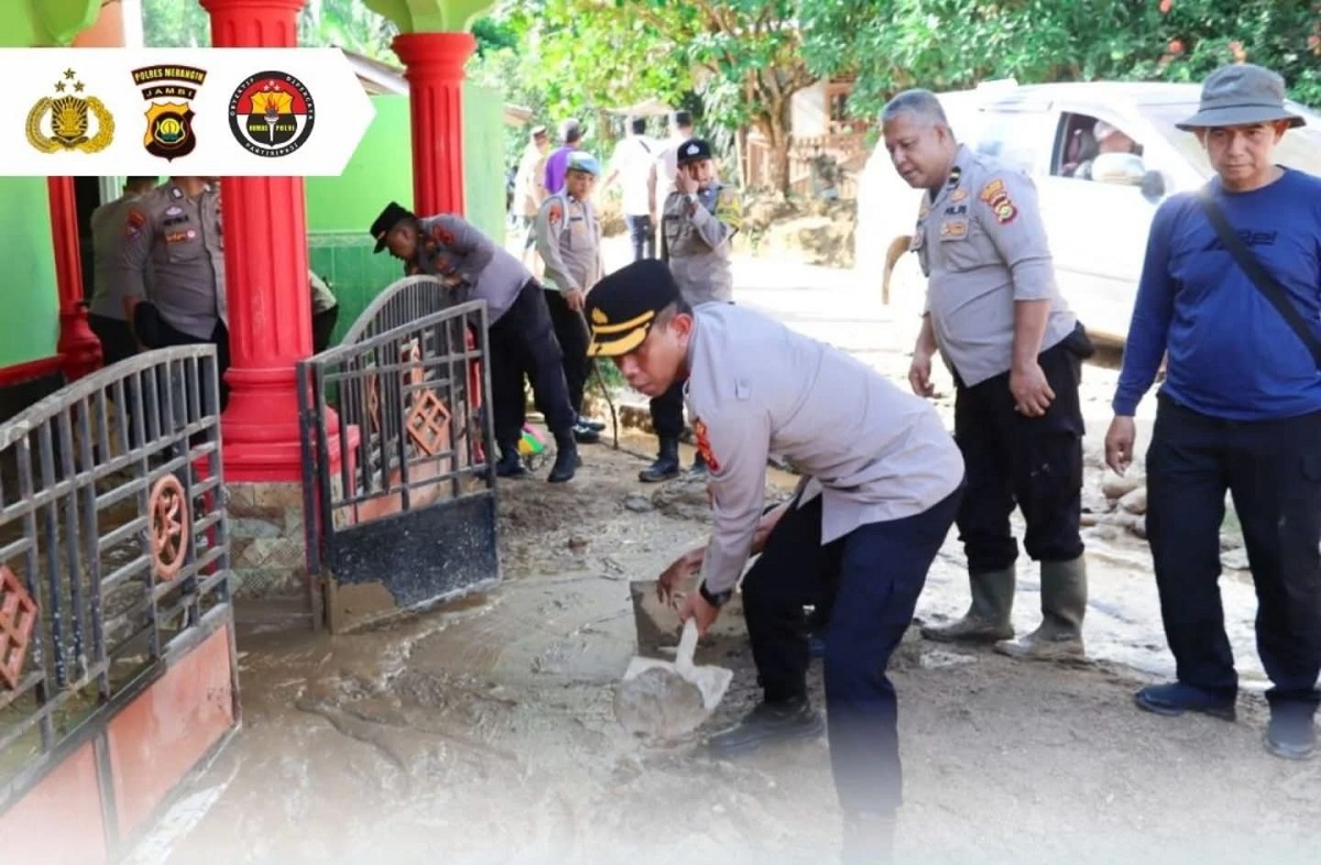 Polres Merangin Bantu Warga Pulau Bayur Pascabanjir