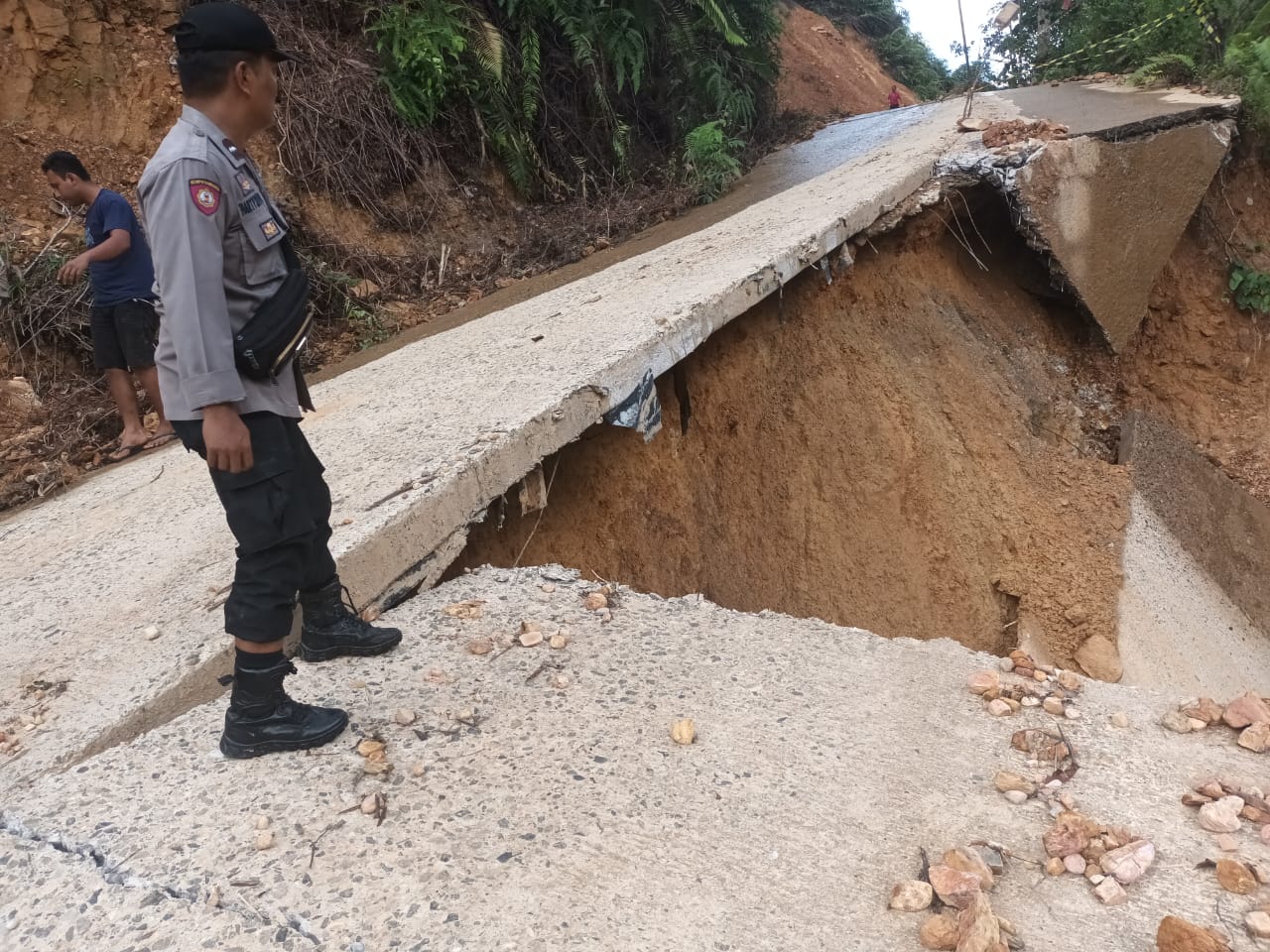 Tanah Longsor Di Batang Asai, Sebagian Badan Jalan  Terjun Ke Sungai 