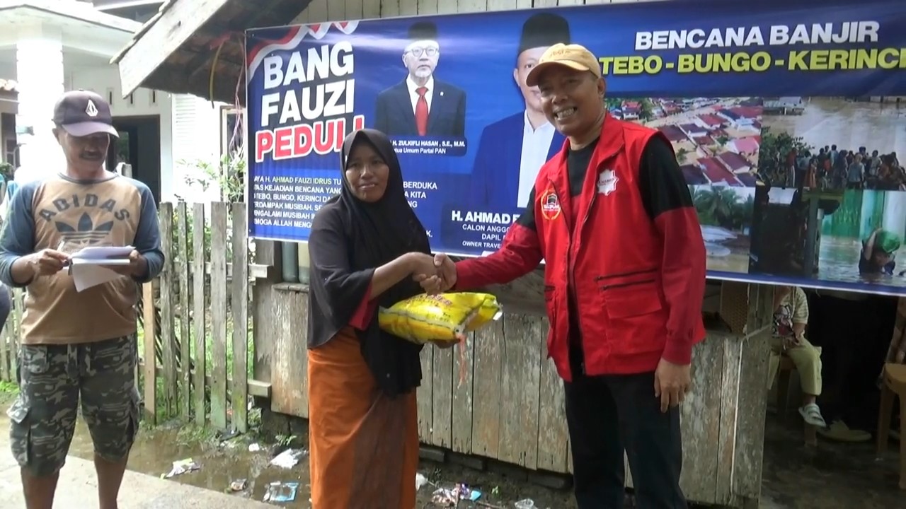 Owner Almabrur Nadia Insani, H. Ahmad Fauzi Idrus Turun Langsung Berikan Bantuan Untuk Korban Banjir di Tebo