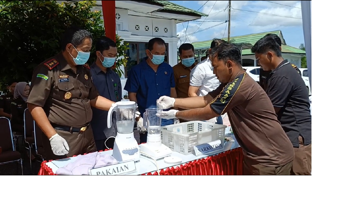 Kejari Sarolangun Musnahkan Barang Bukti Sabu Dengan Blender dan Bakar BB Perkara