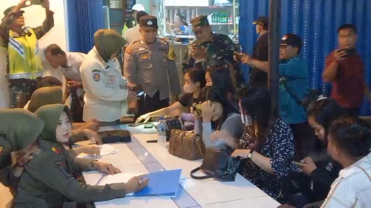 Satpol PP Amankan Belasan LC Cantik Saat Gerebek Tempat Karaoke