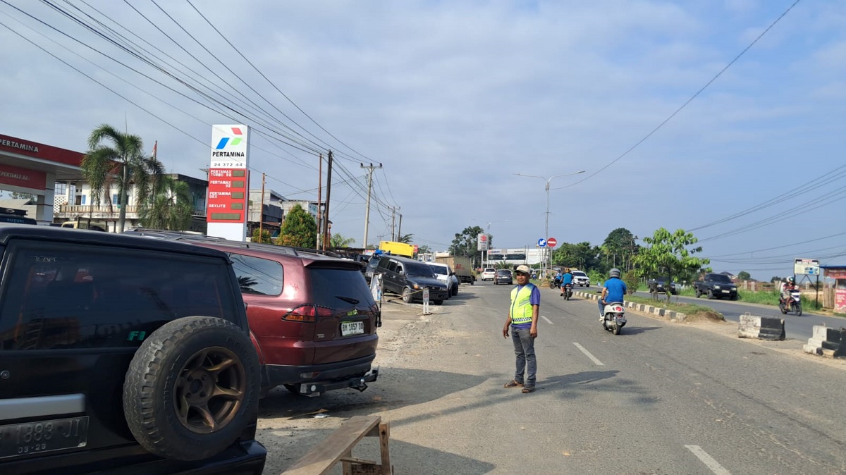 Warga Bantu Pengaturan Antrean Di SPBU Pal 3 Jalan Lintas Sumatera