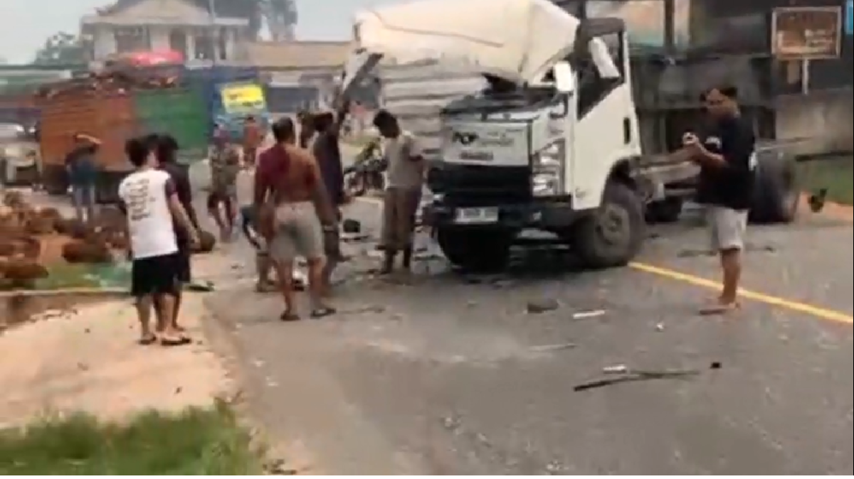 Mobil Box dan Truk Sawit Bertabrakan di Muaro Jambi, Sopir Luka Berat