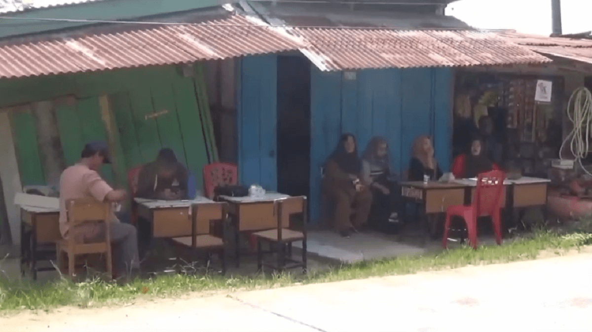 Gerbang SDN 212 Kota Jambi Masih Disegel, Pihak Sekolah Buka Posko PPDB Di Emperan Warung 