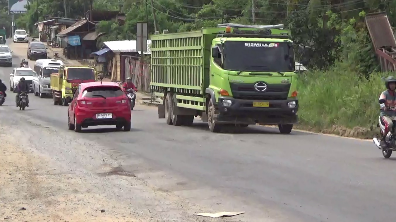 Waspada Melintas Kawasan Paal 10, Jalan Rusak dan Gelombang Kerap Sebabkan Laka Lantas