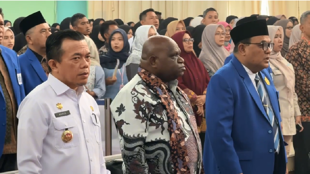 Menteri HAM dan Al Haris Serahkan KTP kepada Warga SAD dalam Kuliah Umum