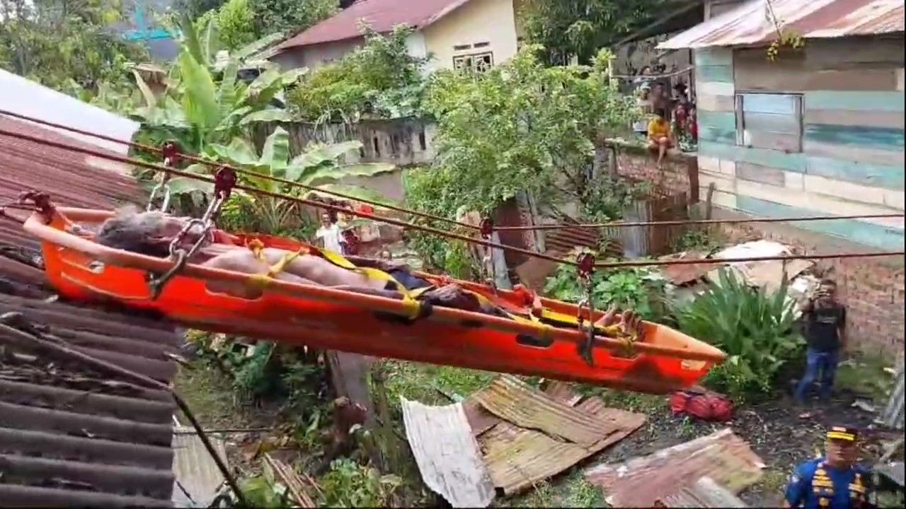 Zarzani Terserang Stroke Saat Perbaiki Atap Rumah, Beruntung Damkar Berhasil Evakuasi Korban