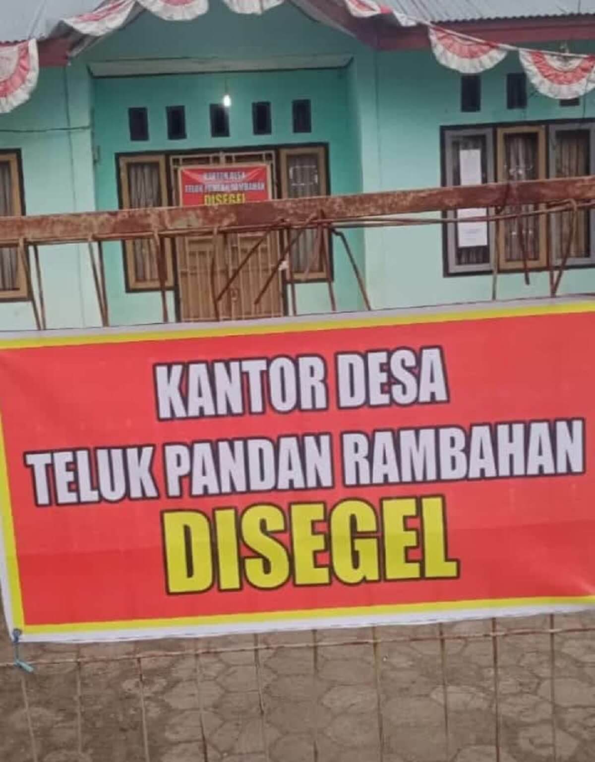 Puluhan Warga Segel Kantor Desa Teluk Pandan Rambahan, Kades dan Sekdes Mundur Dari Jabatan