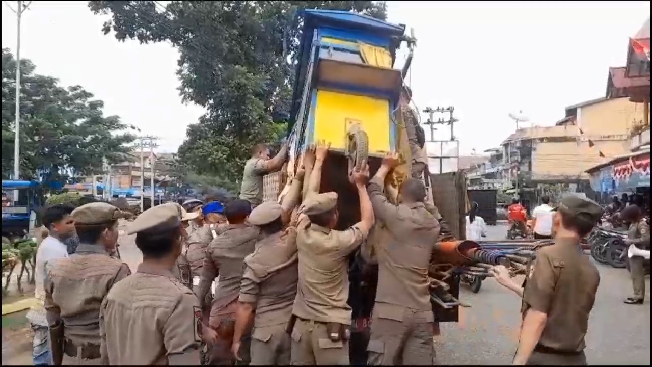 Satpol PP Angkut Paksa Belasan Lapak PKL di Pasar Atas Sarolangun