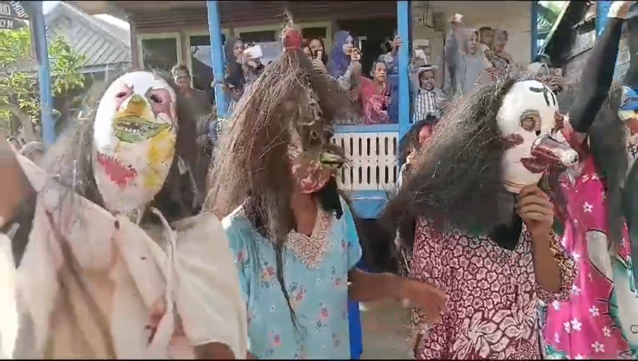 Sekelompok Orang Keliling Kampung Pakai Topeng Labu di Desa Muaro Jambi, Warga Malah Berikan Uang
