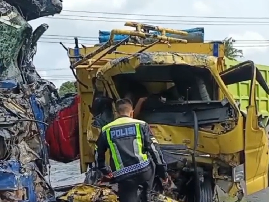 Adu Kambing Truk Canter vs Fuso di Tebo, Satu Tewas dan Lalu Lintas Macet Total