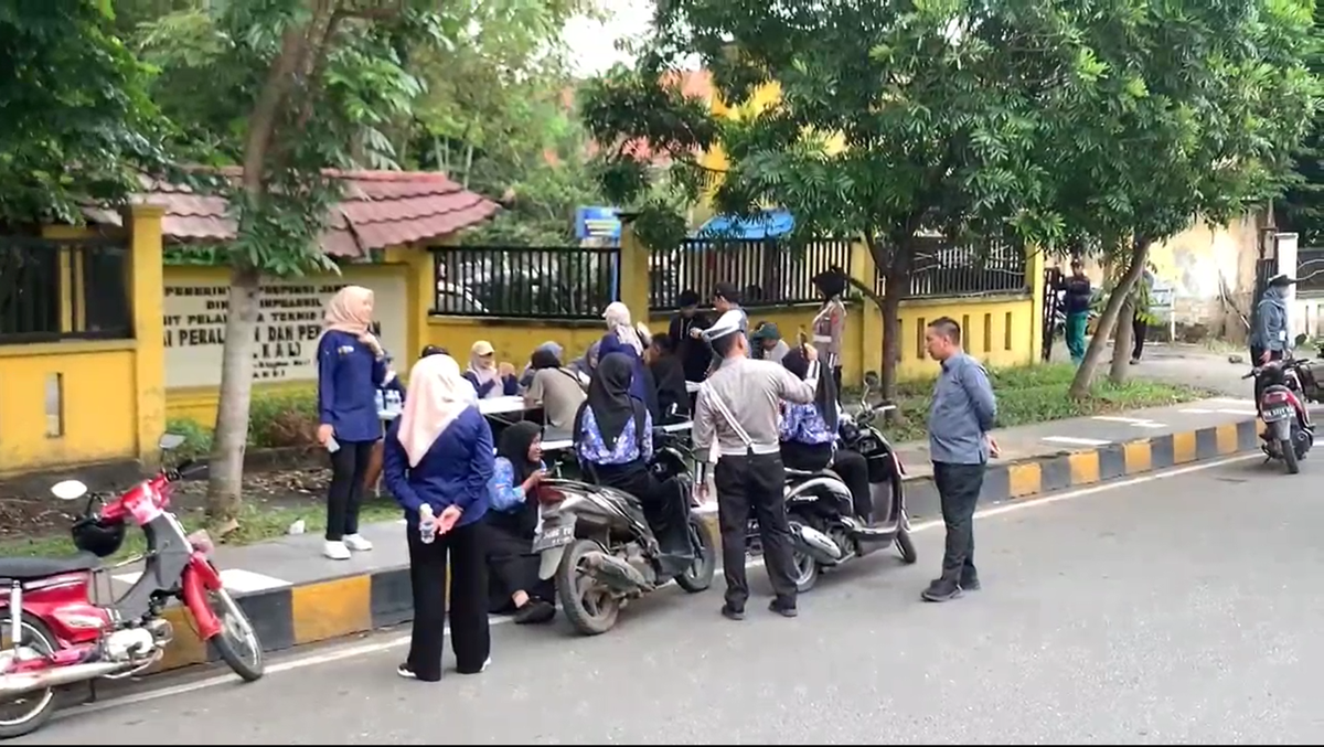 Razia kendaraan, siswi terjaring razia diminta baca pembukaan UUD dan nyanyi Indonesia Raya
