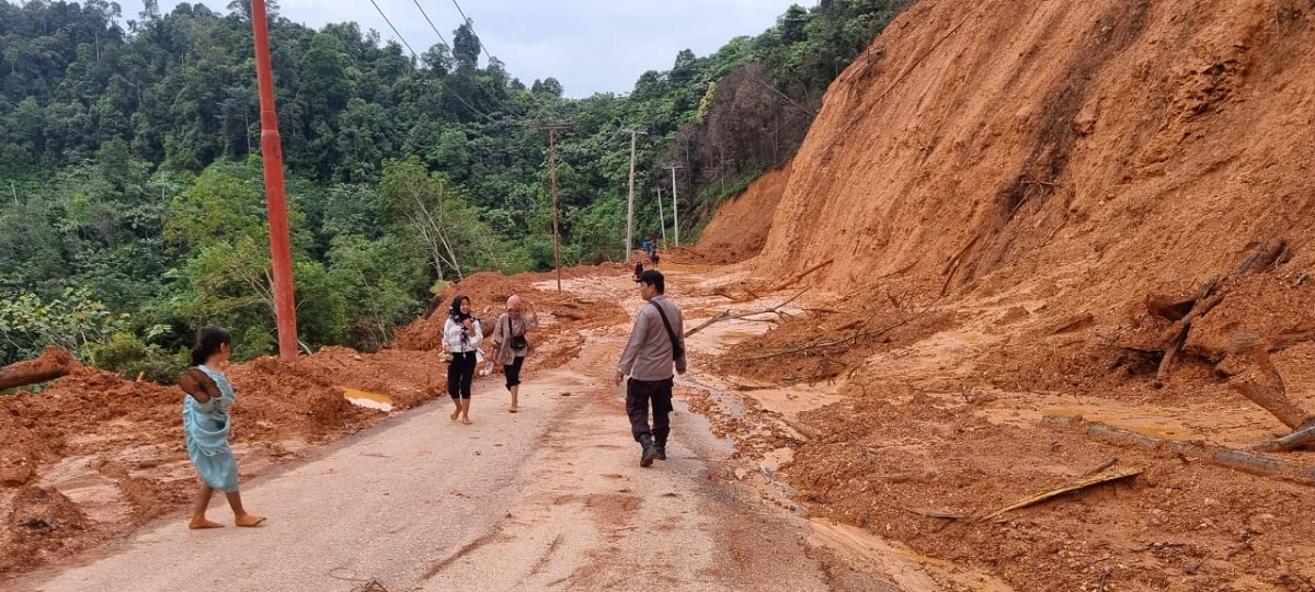 Akses Jalan Ke Batang Asai Kembali Tertimbun Longsor