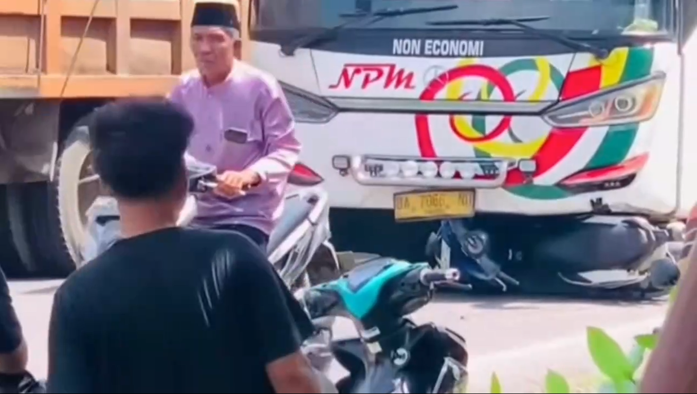 Pemotor di Batang Hari Terseret ke Kolong Bus NPM, Beruntung Hanya Alami Luka Ringan