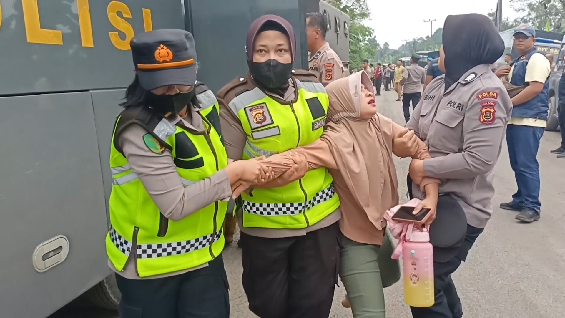 300 Polisi Bubarkan Paksa Warga yang Melakukan Aksi Pemblokiran Jalan Masuk ke PT. FPIL