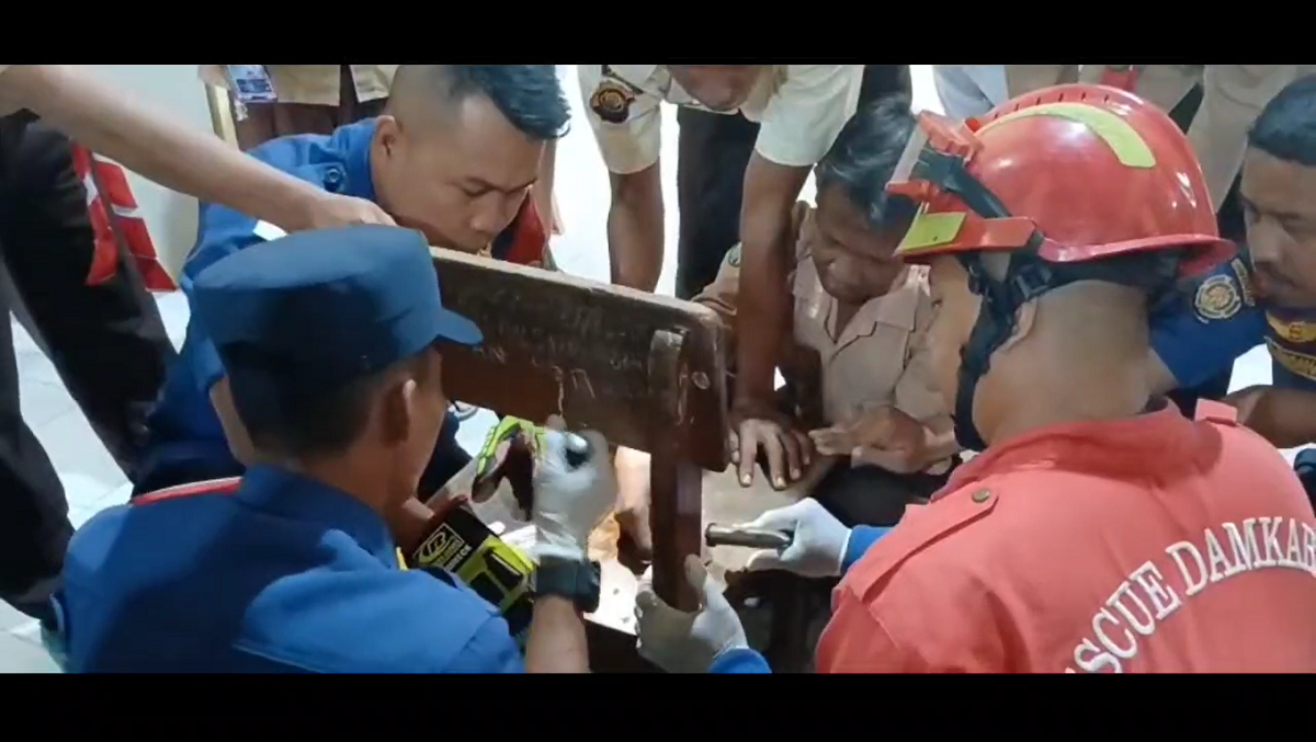 Siswa SMP Negeri 4 Jambi Terjepit Kursi, Tim Damkar Lakukan Evakuasi Cepat