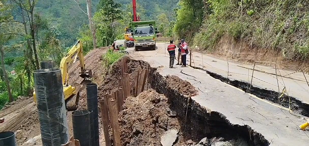 Jalan Penghubung Sungai Penuh–Tapan Amblas, Lalu Lintas Diberlakukan Buka Tutup