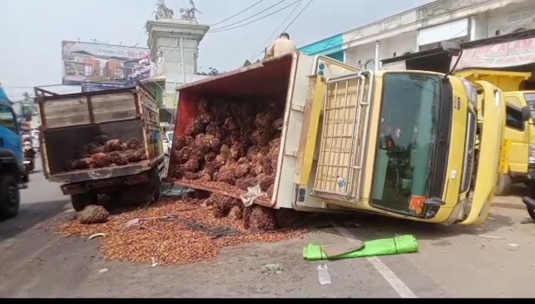 Kecelakaan di Kawasan Mendalo, Mobil Tangki CPO dan Truk bermuatan sawit bertabrakan