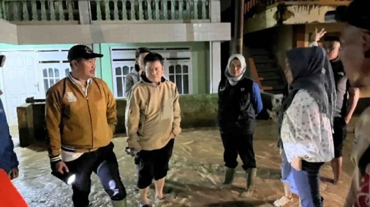Bupati Monadi Tinjau Banjir Bandang Tanjung Pauh