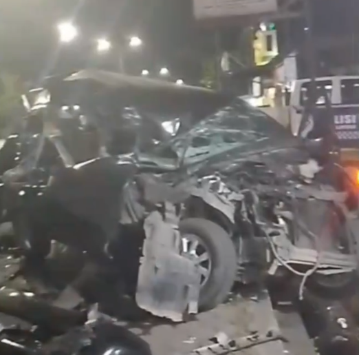 Sebuah Mobil Xenia Ringsek Usai Ditabrak Truk Batubara di Batang Hari