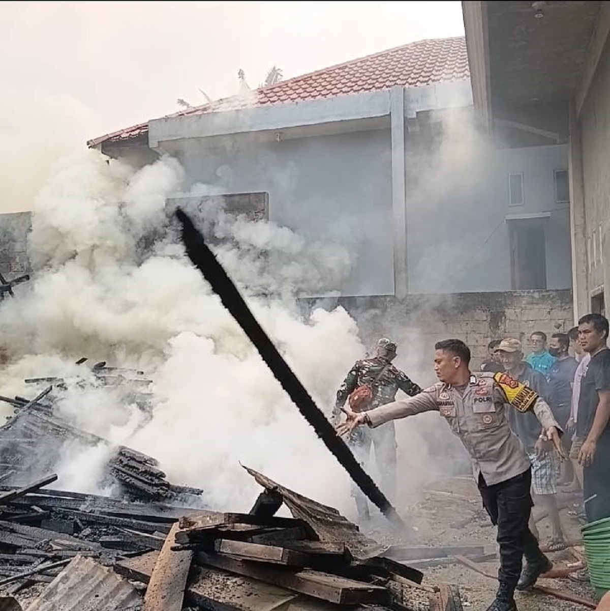 Gudang Penyimpanan Material dan Barang Plastik Terbakar di Purwosari
