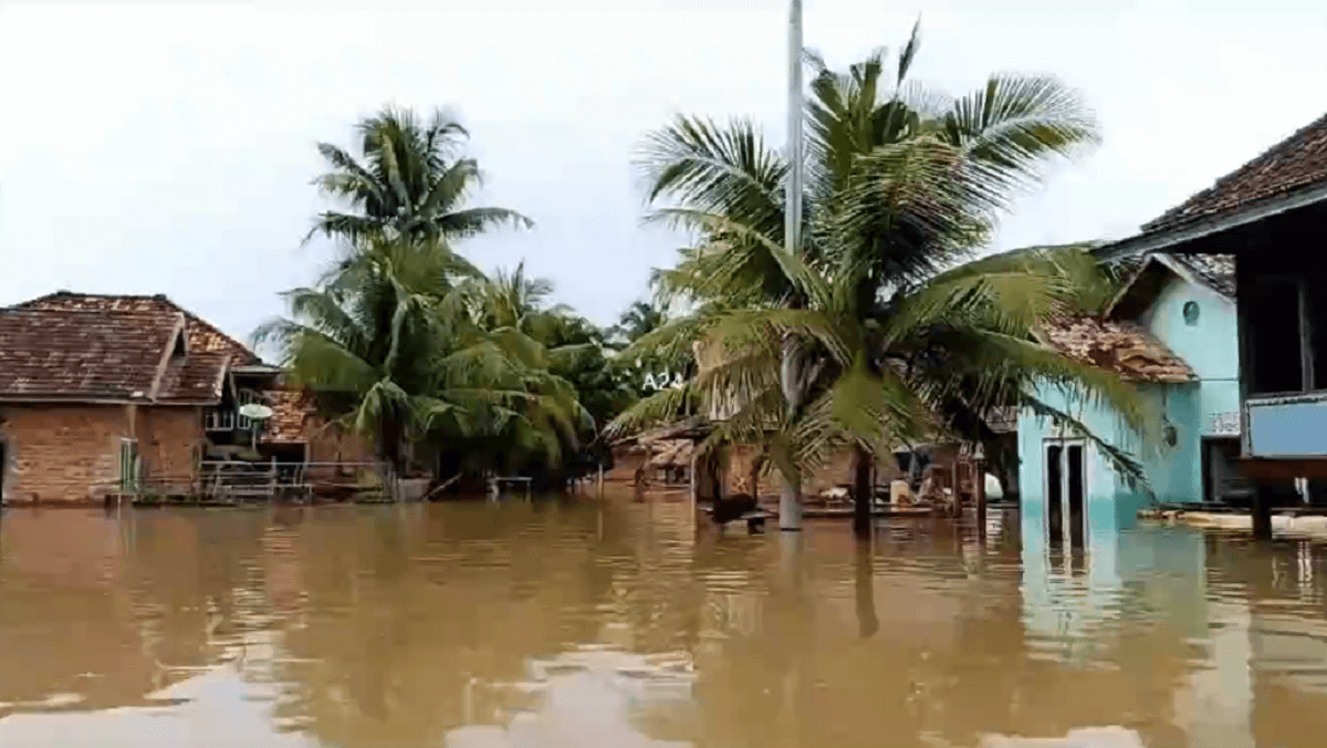 Banjir Makin Parah, 850 Unit Rumah Warga di Desa Peninjauan Terdampak, Aktivitas Warga Lumpuh