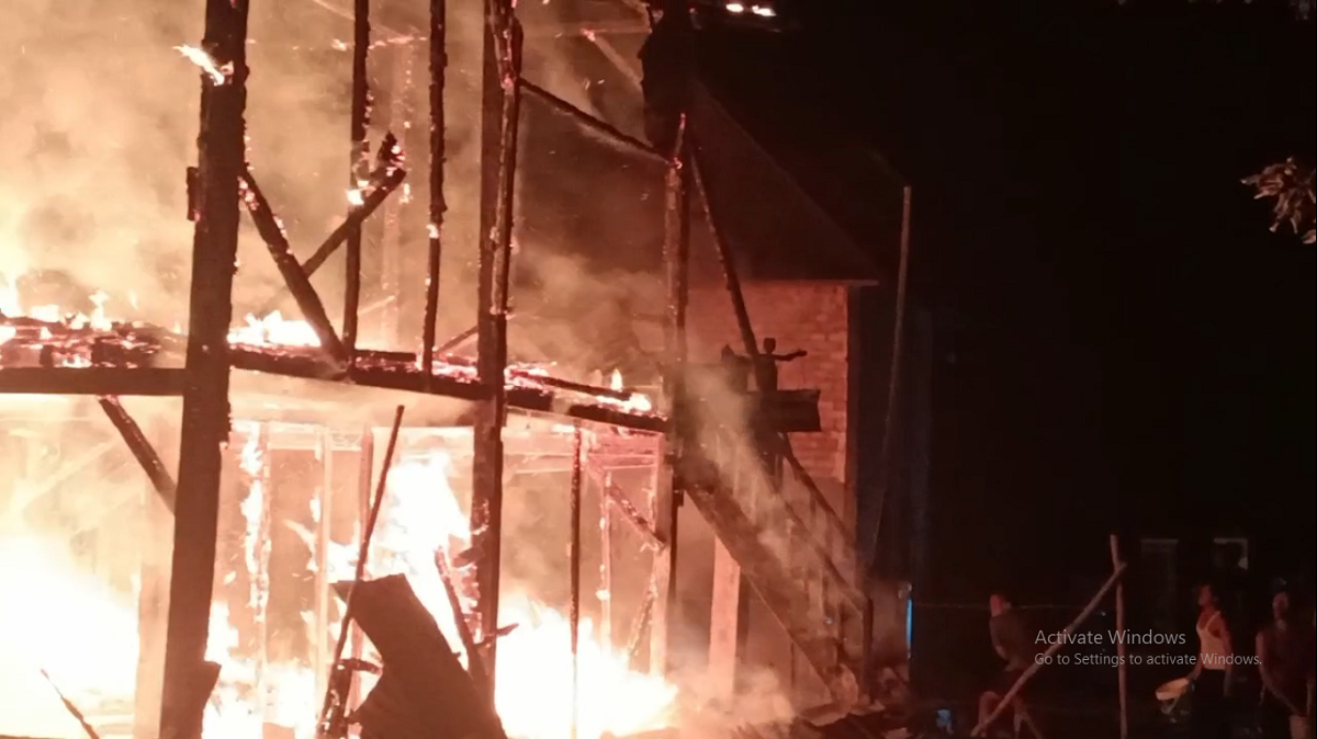 Api Lahap Rumah Warga di Sarolangun, Petugas Damkar Kesulitan Padamkan Api