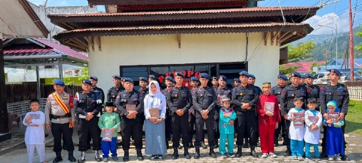 Brimob Sahabat Anak, Satbrimob Polda Jambi Salurkan Bantuan Buku Tulis