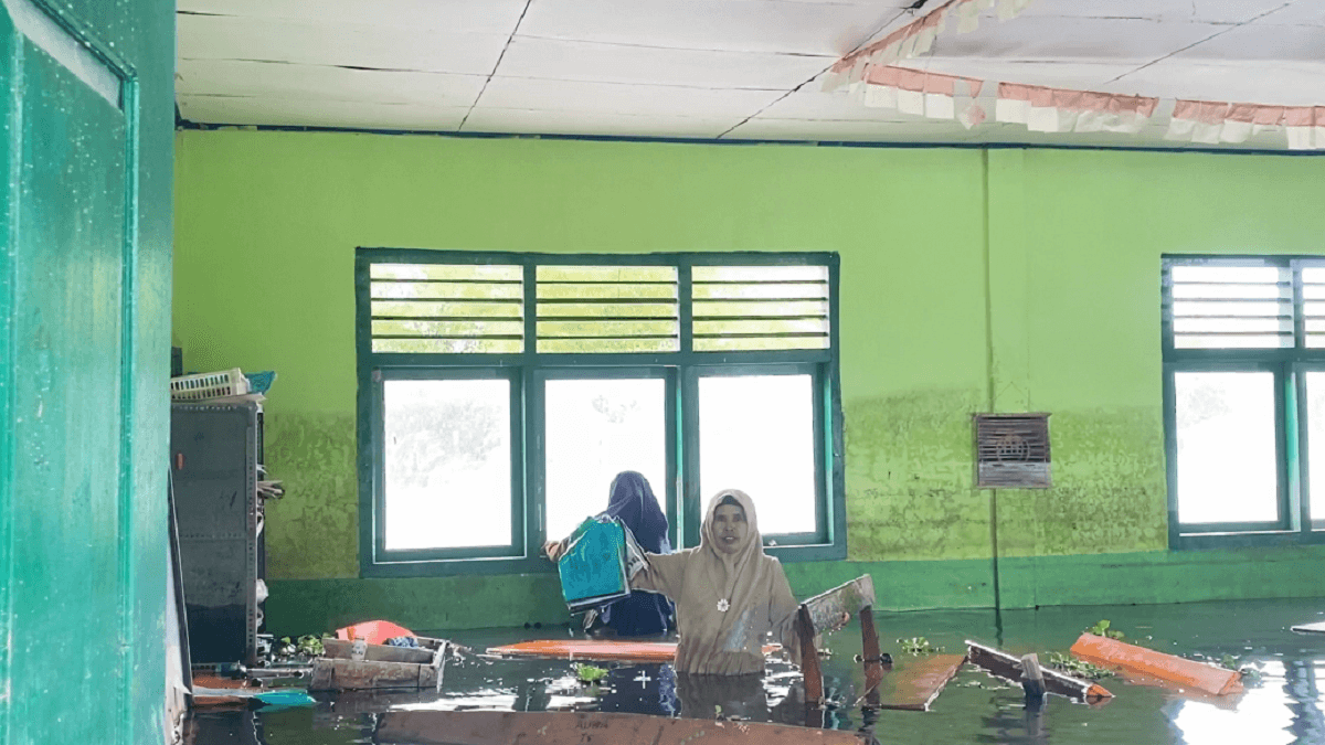 MI No.06/E.72 Tanjung Rawang Terendam Banjir, Guru dan Siswa Terpaksa Menumpang Belajar di Rumah Warga