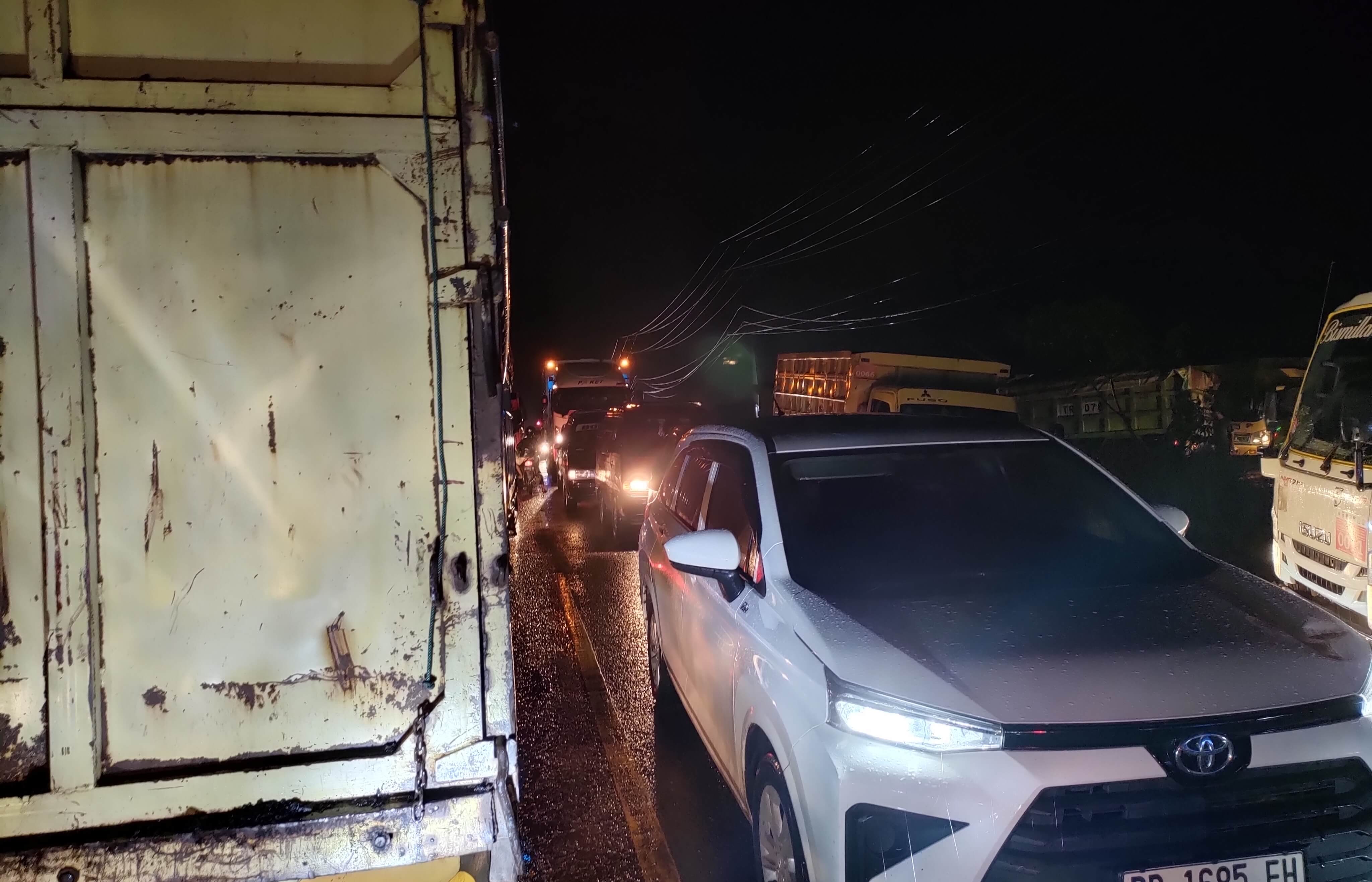 Semakin Mengular, Ribuan Kendaraan Terjebak Macet di Batanghari