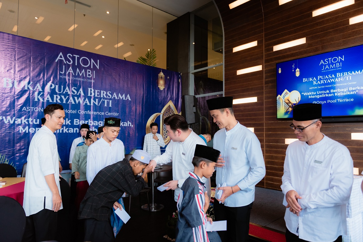 Aston Jambi Berbagi Kebersamaan dalam Buka Puasa Bersama Karyawan dan Anak Panti Asuhan Bina Insani