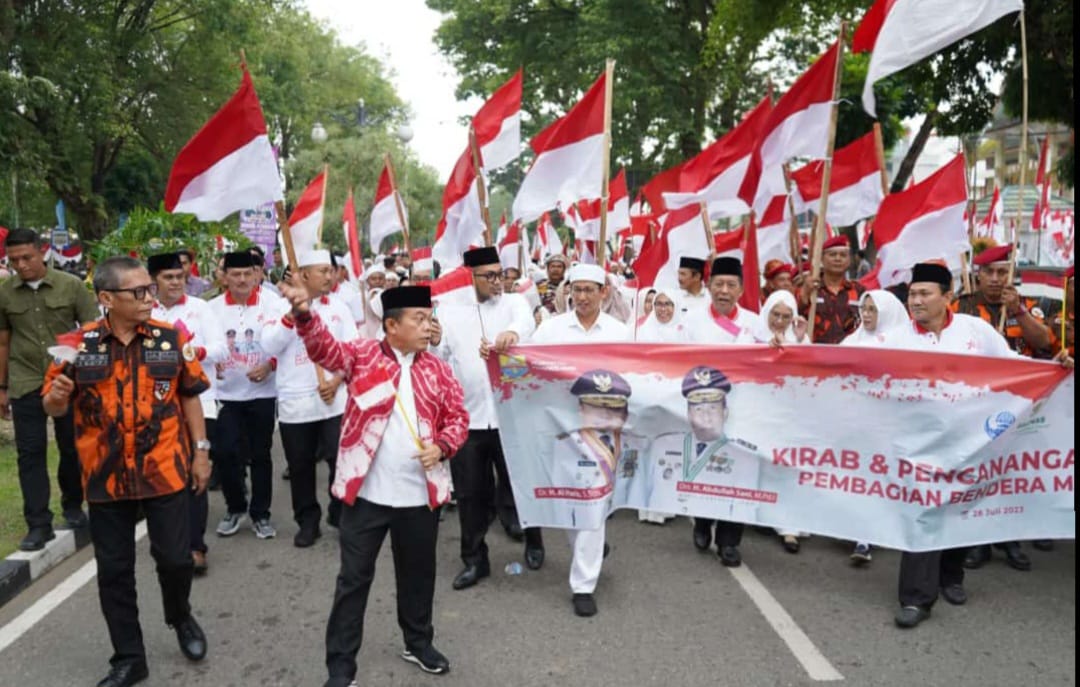 Gubernur Alharis Bersama Ribuan Warga Jambi Ikuti Pawai Kirab 10 Ribu Bendera Merah Putih