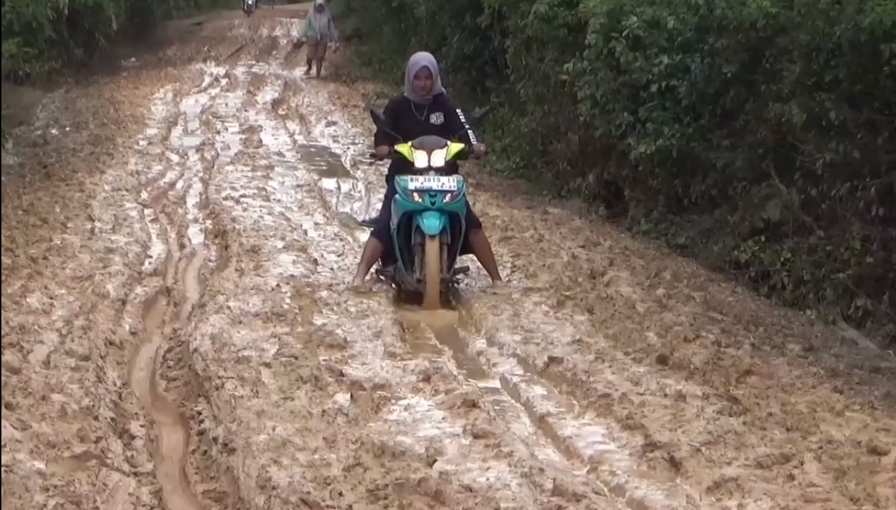 Jalan Penghubung 2 Kabupaten Hancur Usai Terendam Banjir Selama Satu Bulan